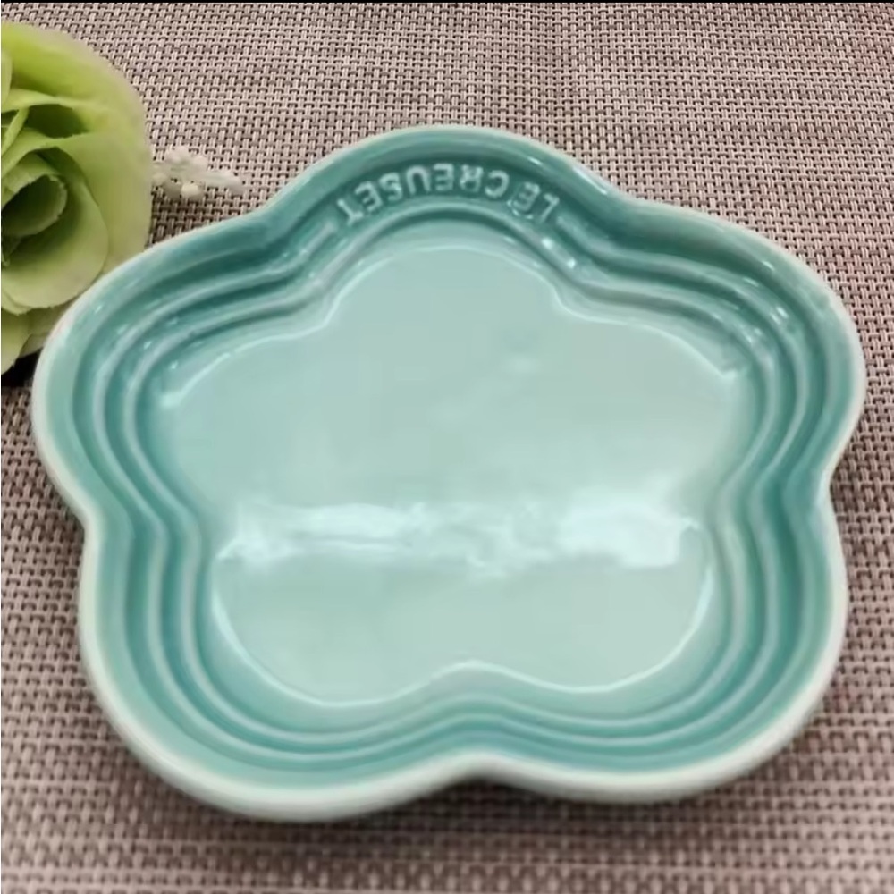 Le Creuset Stoneware Flower Petal Scalloped Trinket Dish Plate Tray